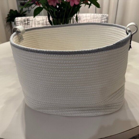 Grey and cream weaved basket 15 x 18 x 12 New - Picture 1 of 3